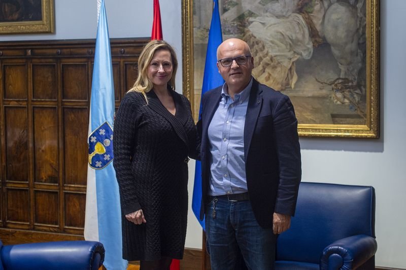 Melissa Mettler y Manuel Baltar, reunidos en el despacho del presidente de la Diputación.