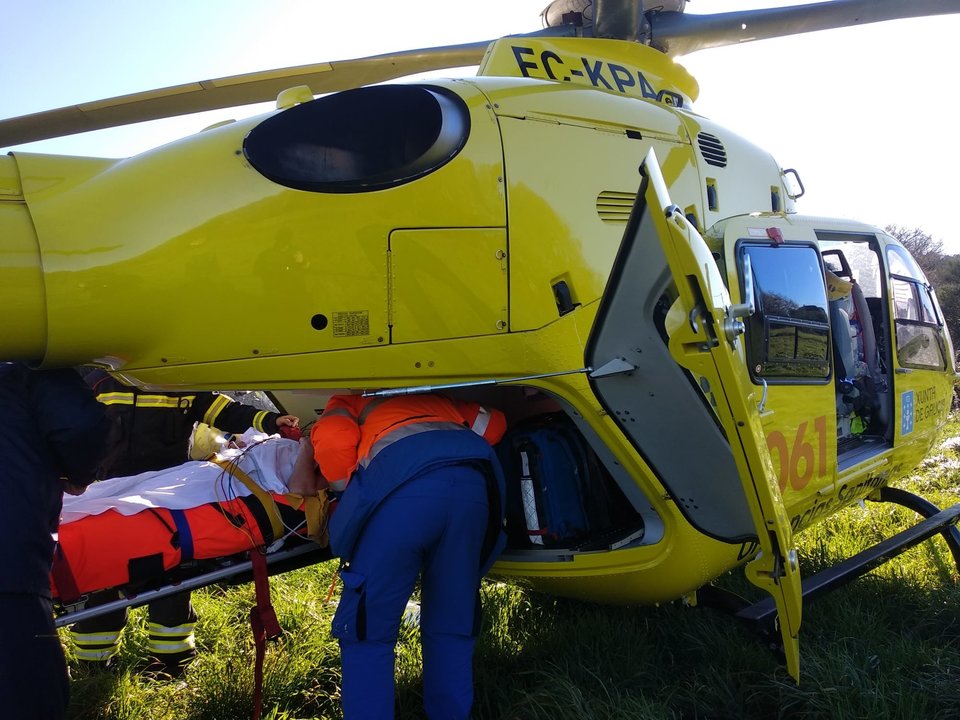 El helicóptero del 061 evacúa a la mujer herida.