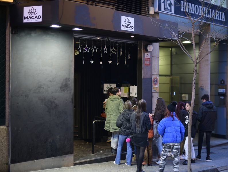 Ourense. 26/12/2019. Colas de jóvenes para sacar entrada para la fiesta de fin de año en la discoteca Macao.
Foto: Xesús Fariñas