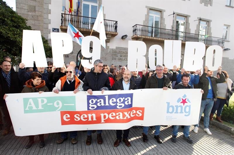 Concentración convocada por el BNG ante la Delegación del Gobierno en Galicia para protestar por la subida de los peajes en la autopista AP-9. (Foto: EFE)