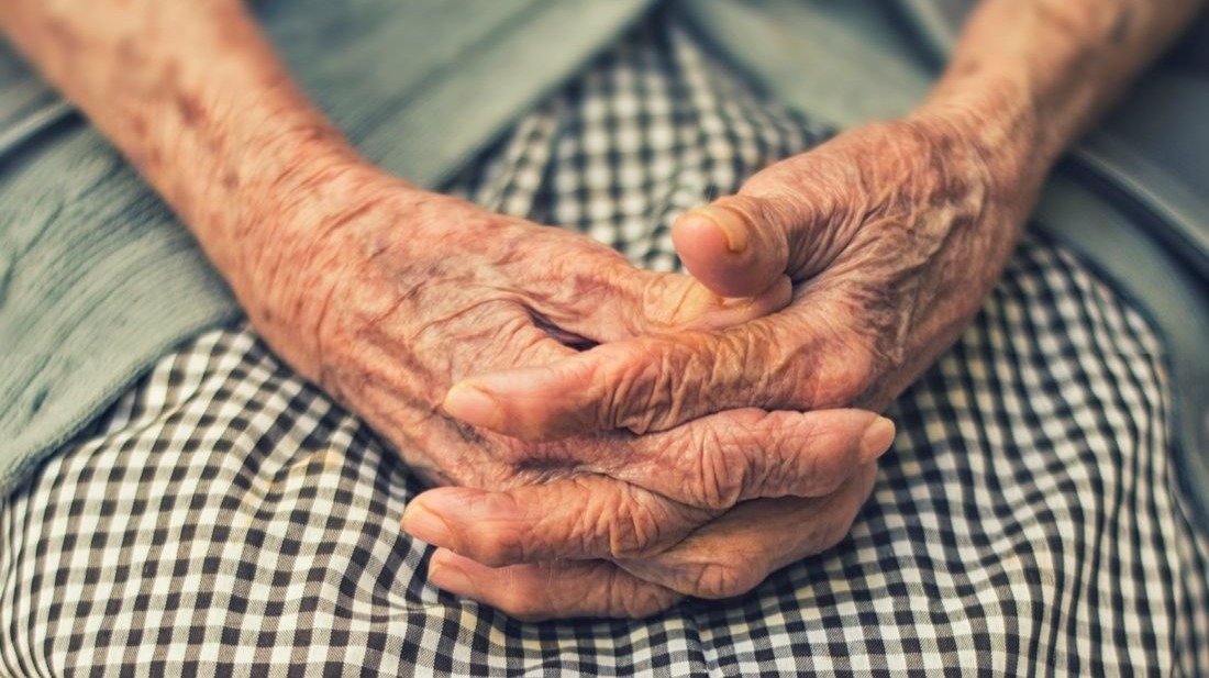 Las manos de una persona mayor. (Foto: Unsplash)