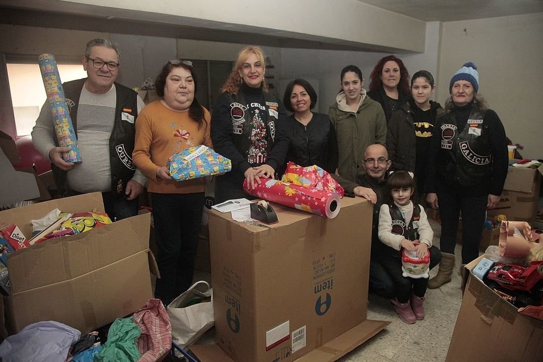 Los Moteros Solidaros, con ayuda de voluntarios, empaquetaron los juguetes recibidos. (Foto: Miguel Ángel)