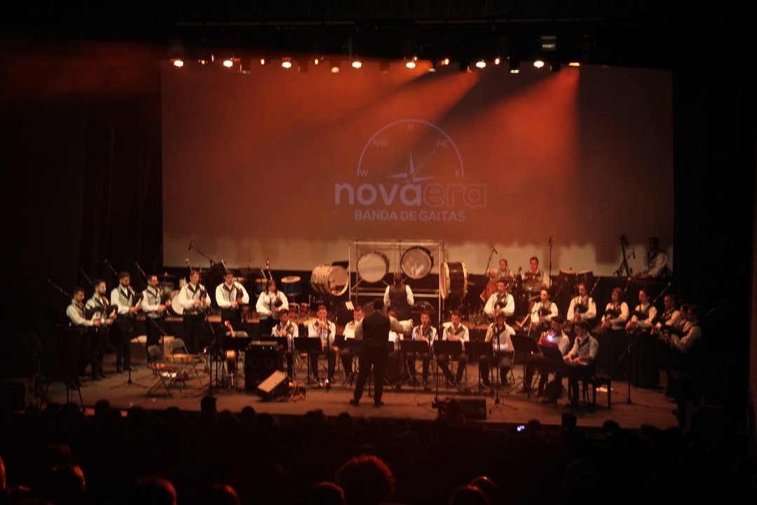 Actuación de la Banda de Gaitas Nova Era en el Auditorio municipal de Verín.