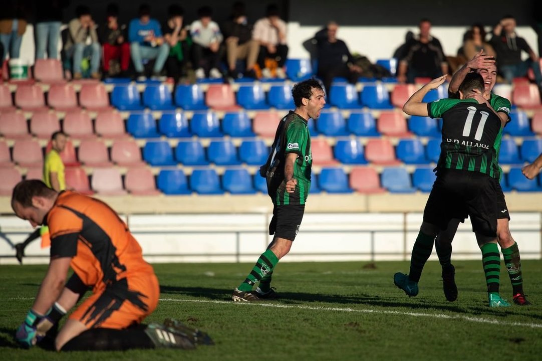 Quique grita con toda su alma el primer gol del Allariz marcado por iñaki, que se funde en un abrazo con su compañero Julen. (Foto: Óscar Pinal)
