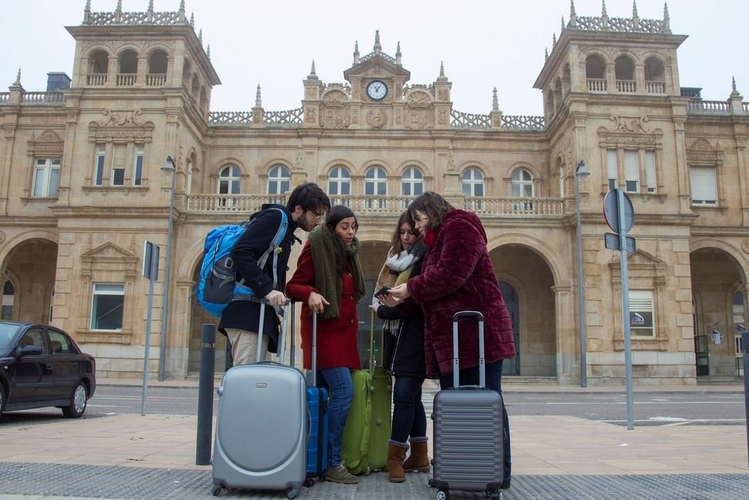 Cuatro de los jóvenes que han creado el grupo, con sus maletas en la estafción de Adif de Zamora.