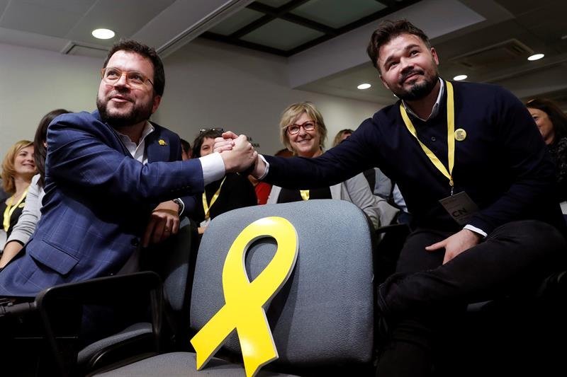 El coordinador nacional de Esquerra Republicana de Catalunya (ERC), Pere Aragonés (i), y el portavoz en el Congreso, Gabriel Rufián. (Foto: EFE)