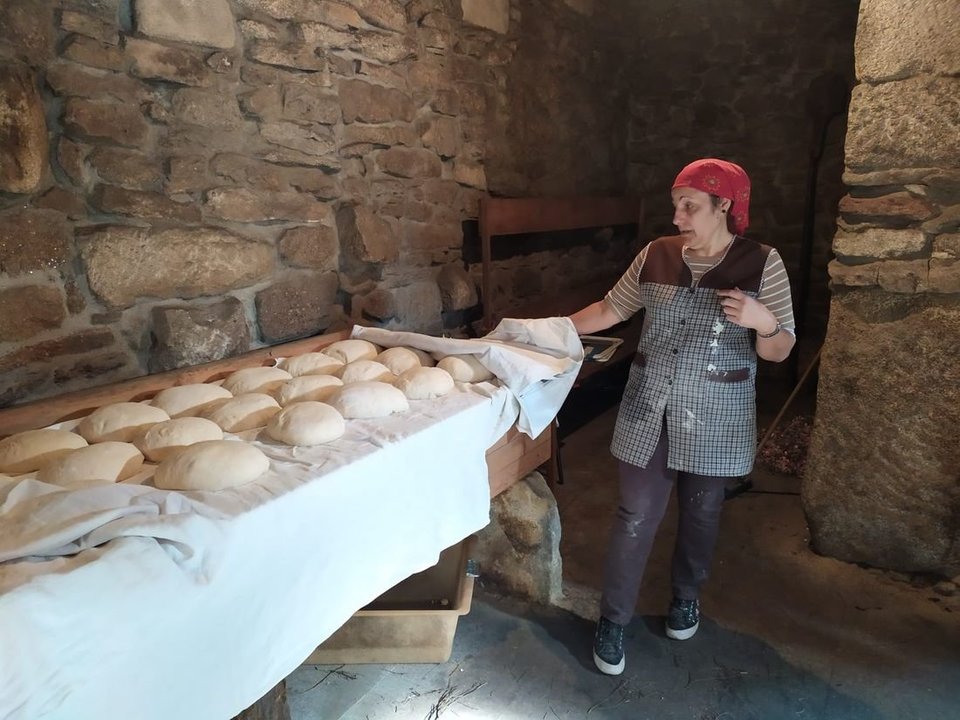 Una panadera de A Mezquita elabora el pan artesano que acompañará la jornada festiva de hoy.