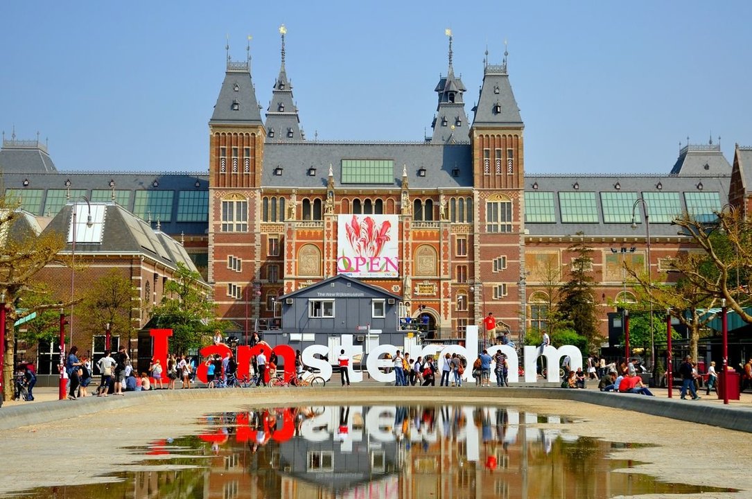 Rijksmuseum-with-big-letters-in-Amsterdam-Holland-Netherlands_shutterstock_100434301_resultado