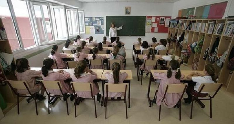 Una profesora explica en clase en un colegio solo para niñas.