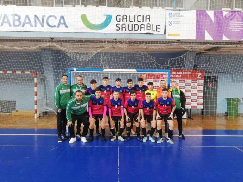 Cuerpo técnico y jugadores del conjunto canterano del Sala Ourense, ayer antes de la semifinal ante el Leganés.