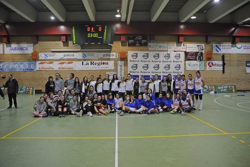 Las componentes de varios de los equipos participantes en la jornada baloncestística en el ourensano polideportivo Vedruna (MARTIÑO PINAL).