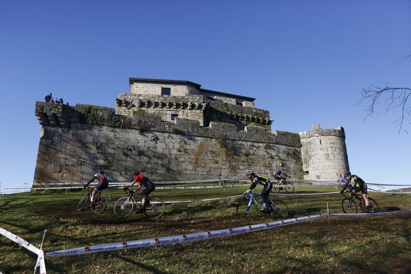 Cuatro de los ciclistas, en el circuito macedano (XESÚS FARIÑAS).
