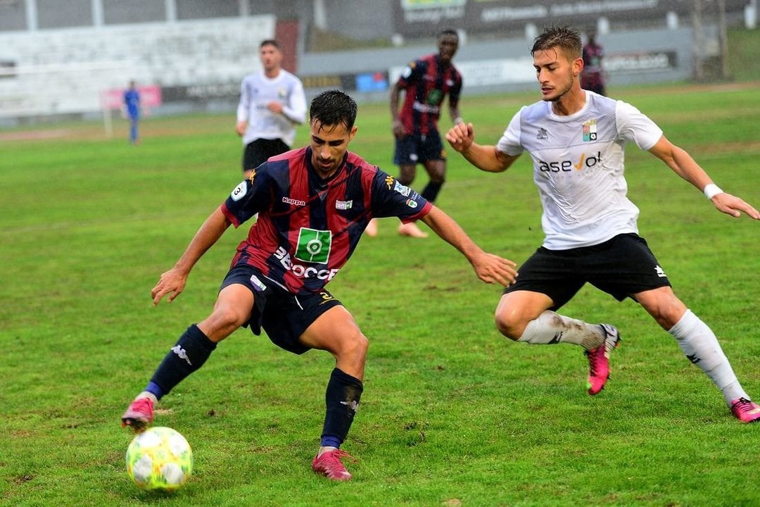 Caique, con la camiseta del Plasencia, presiona a un jugador del Extremadura. (Foto: Toni Gudiel)