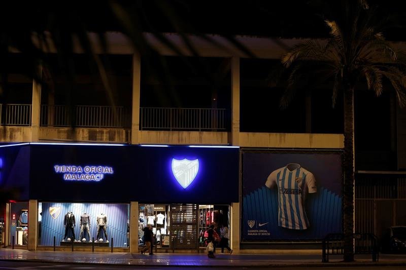 Vista de la tienda oficial del Málaga C.F, en el Estadio de La Rosaleda. (Foto: EFE)