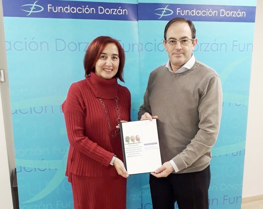 María D. Dapía entregando el estudio a Secundino Vidal, de la Fundación Dorzán.
