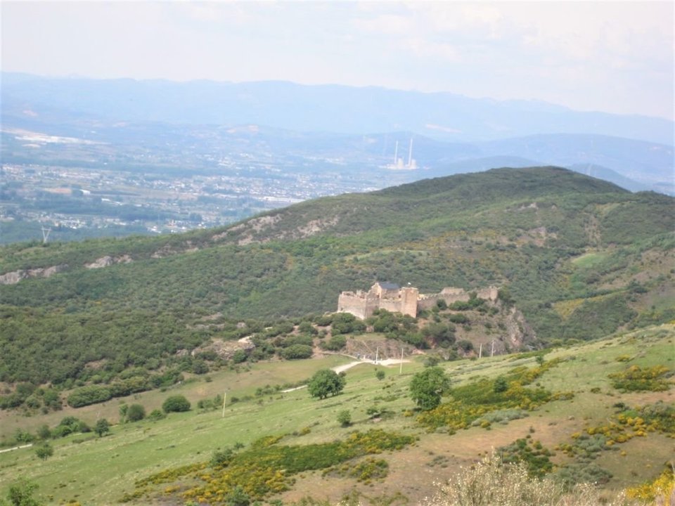 Castillo de Cornatel, de fundacion real en el IX, con tenentes  o  alcaides hasta su usufructo por Templarios, condes de Lemos ,y destrucción Irmandiña en el XV.