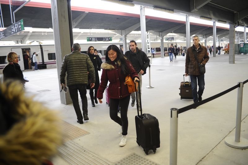 Pasajeros llegando a la estación de tren de Ourense, en Navidad (MARTIÑO PINAL).