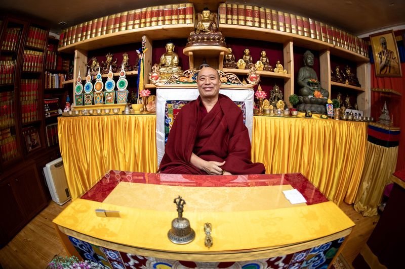 El director espiritual del monasterio Chu Sup Tsang, el Lama Gueshe Tenzing Tamding, en la gompa (sala de meditación) (ÓSCAR PINAL).