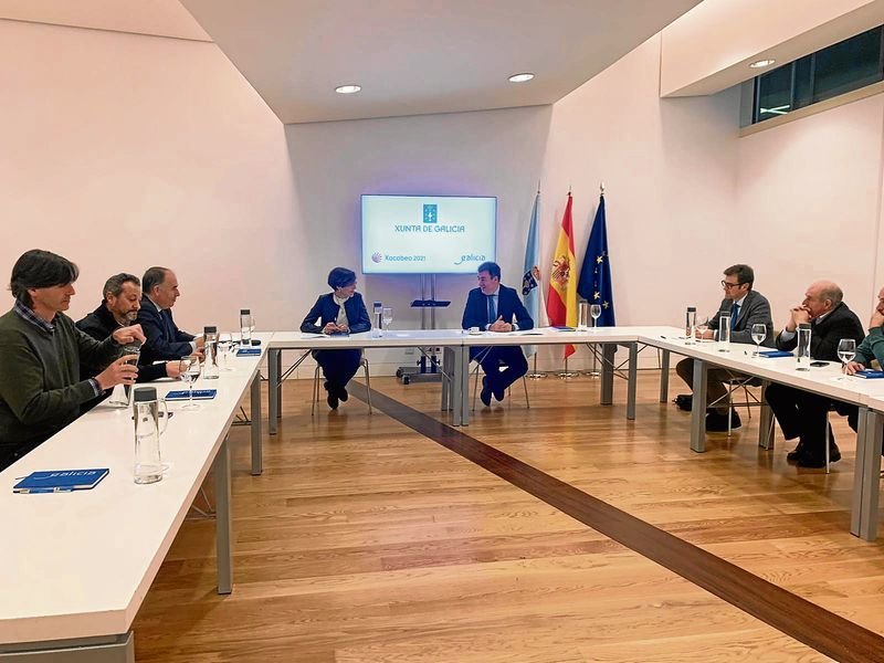 El conselleiro de Cultura, Román Rodríguez, en la reunión con alcaldes del Camiño de Inverno.