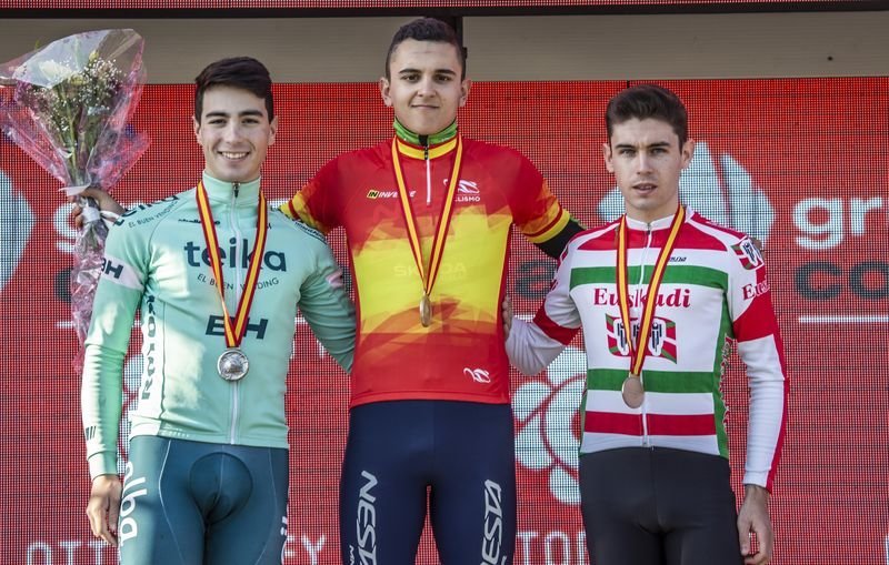 Iván Feijóo, en el centro, con la medalla y el maillot de campeón de España.