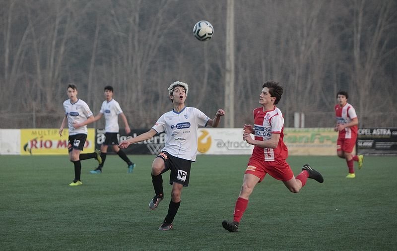 Un jugador del Ourense CF y otro del Velle pelean por un balón en el partido disputado en el campo de Oira (MIGUEL ÁNGEL).