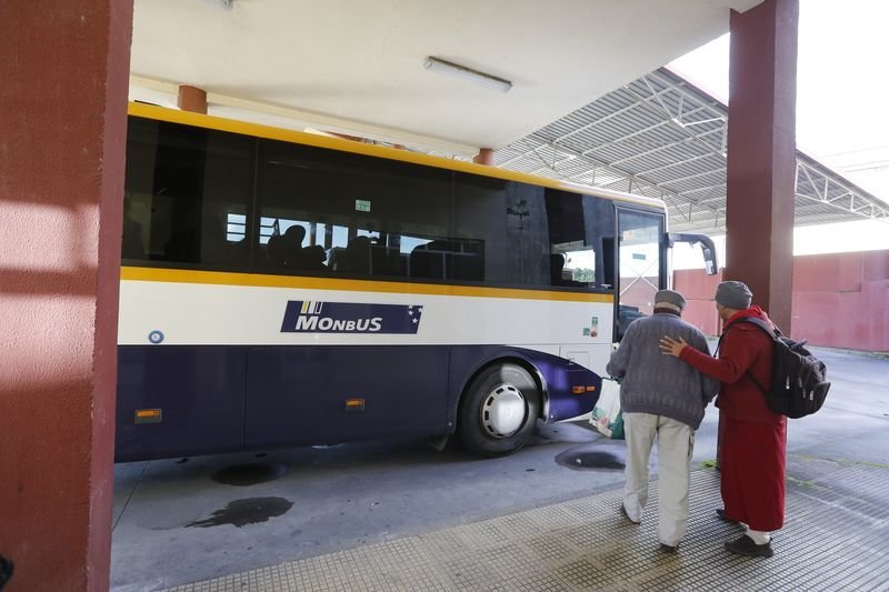 Un usuario en el autobús que va a Ourense, en la estación de Carballiño (XESÚS FARIÑAS).