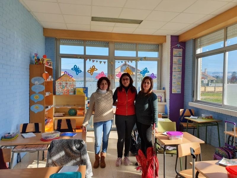 Josefa Gómez, Ana Villarino y María Bazaco, en una de las aulas del colegio.