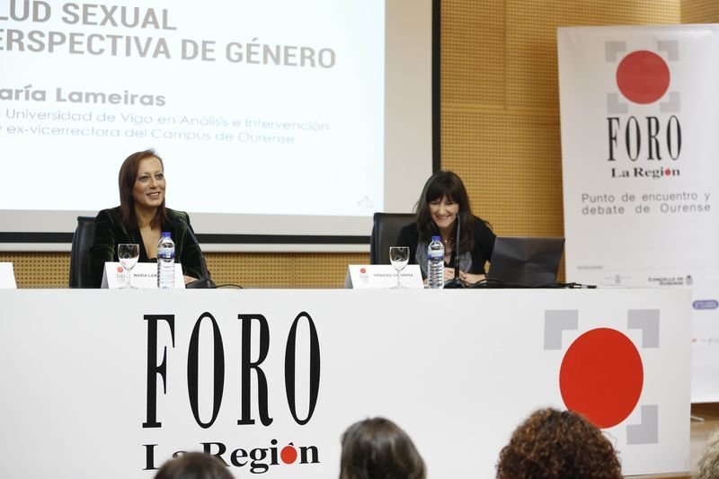 María Lameiras y Trinidad Gamarra, al inicio de la conferencia (XESÚS FARIÑAS).