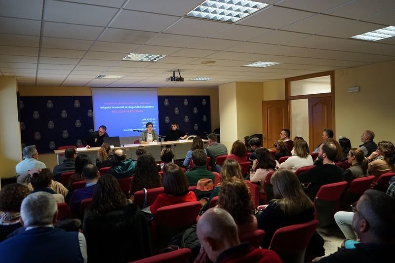 Un momento de la reunión desarrollada en el salón de actos de la Comisaría de Ourense.