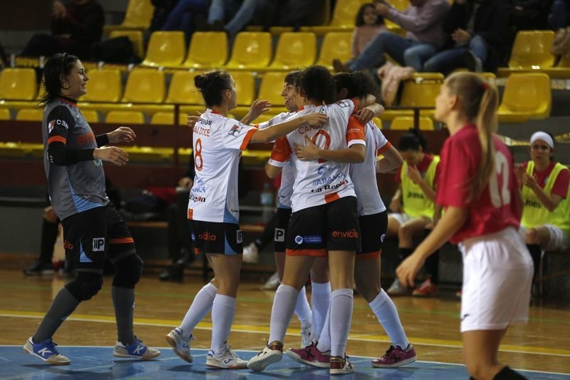 Las jugadoras del Ourense Envialia celebran un gol en la cancha de Os Remedios (XESÚS FARIÑAS).