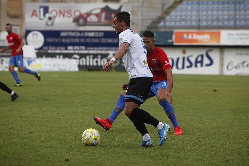 Zanelli conduce la pelota ante un jugador del Bergantiños en el partido jugado en O Couto (MIGUEL ÁNGEL).