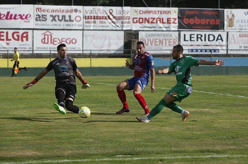 El delantero de los verdes Joni intenta superar al meta del Barco Iván Oviedo en el derbi de agosto (MIGUEL ÁNGEL).