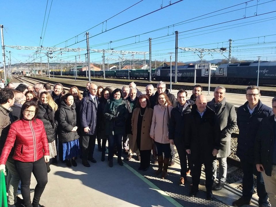 Asistentes a la concentración del PP en Monforte para reclamar un servicio ferroviario digno.