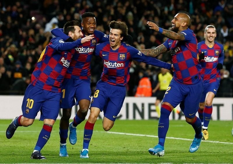 Los jugadores del Barça celebran el tanto de Messi.