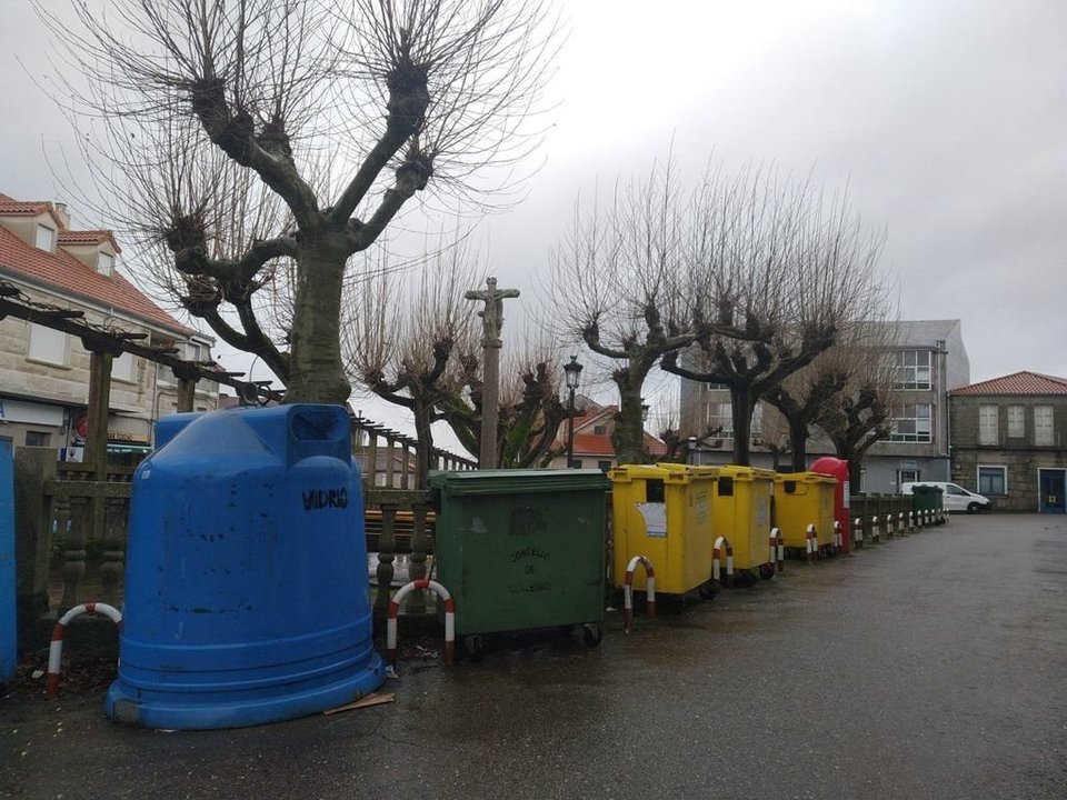 Varios contendedores de basura en la Alameda de Cualedro.