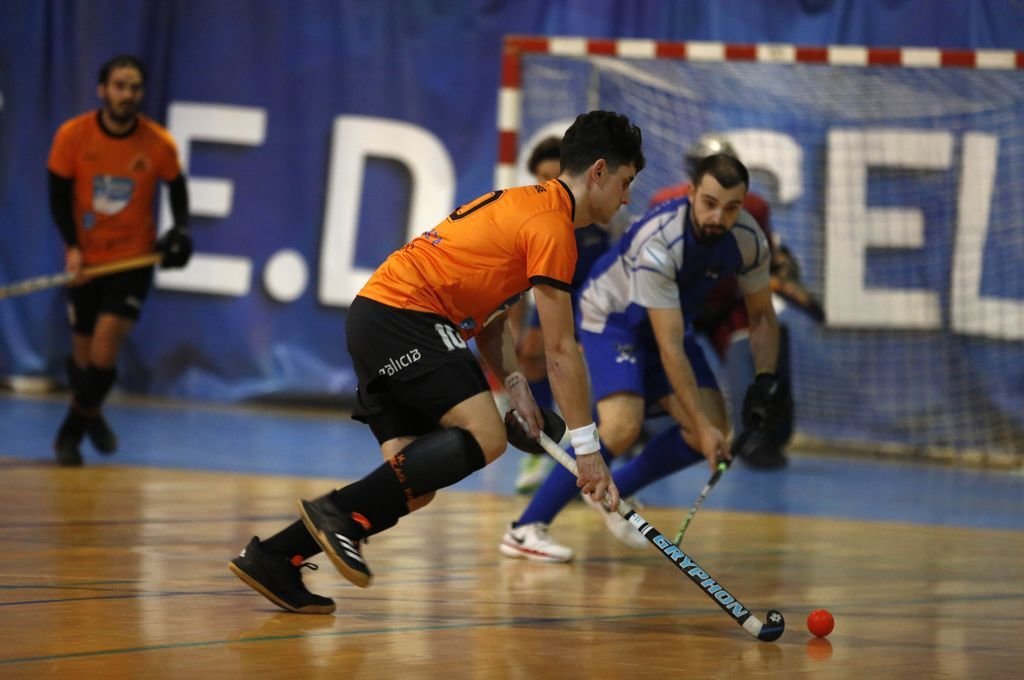 Un jugador del Barrocás conduce la bola durante la final del Campeonato Gallego sénior masculino que se disputó en el pabellón municipal de Celanova (XESÚS FARIÑAS).