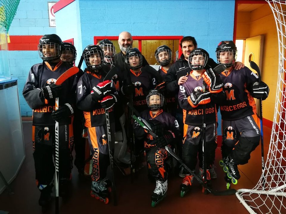 Los integrantes de la plantilla y el cuerpo técnico del Morcegos de hockey línea infantil.