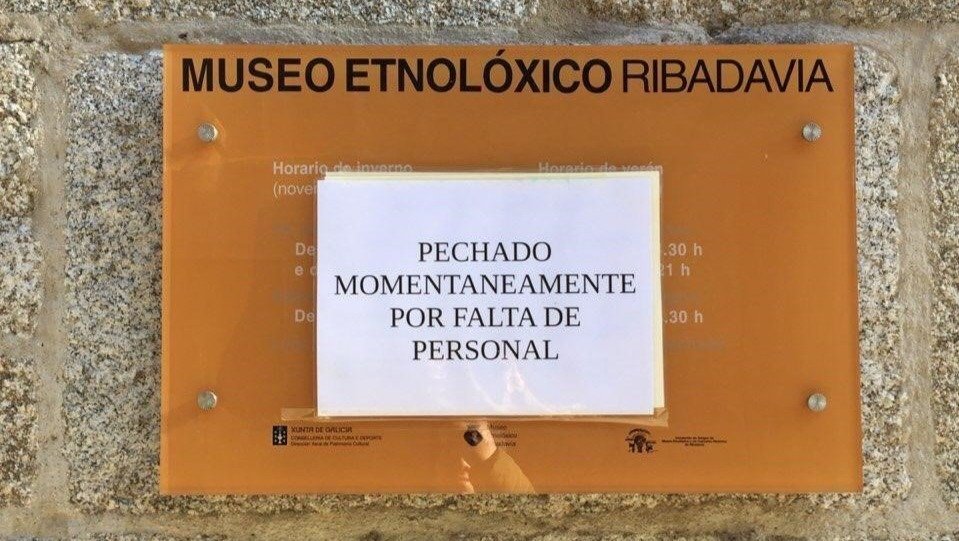 Cartel indicando el cierre temporal del Museo Etnolóxico.