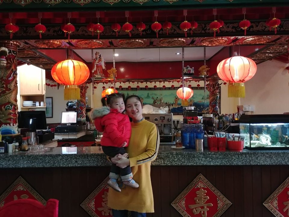 Xia Wei Lian posa con su hija en el restaurante Gran Pekín, que regenta con su marido en la ciudad.