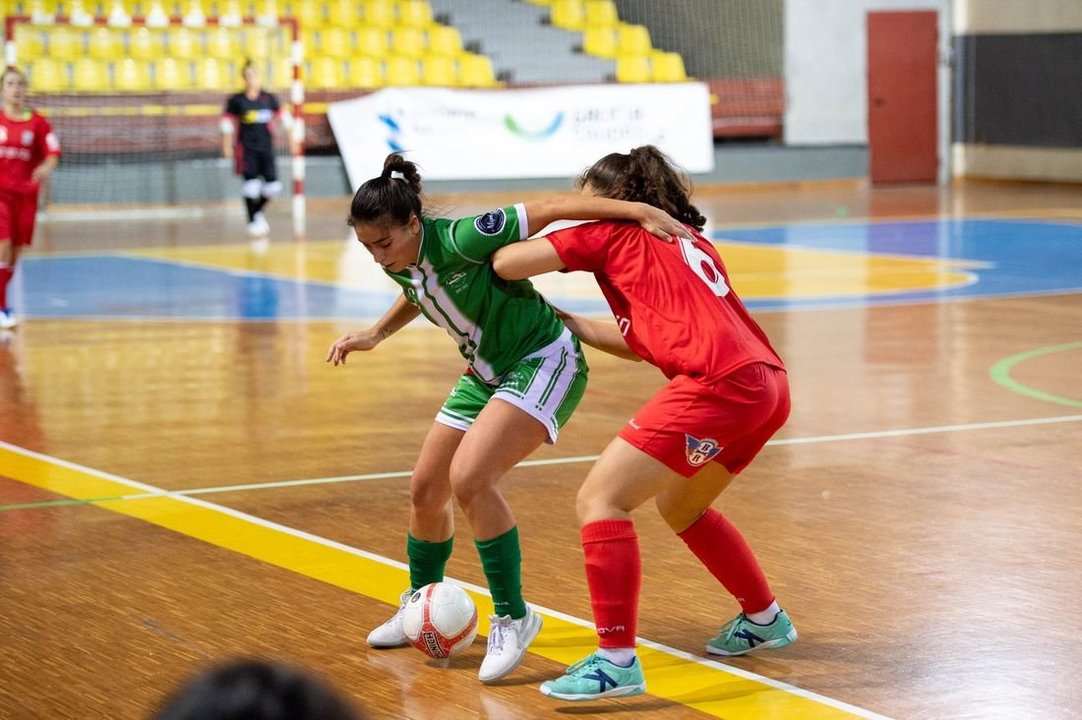 María Arias protege la pelota ante una jugadora del Bilbo. (Foto: Óscar Pinal)