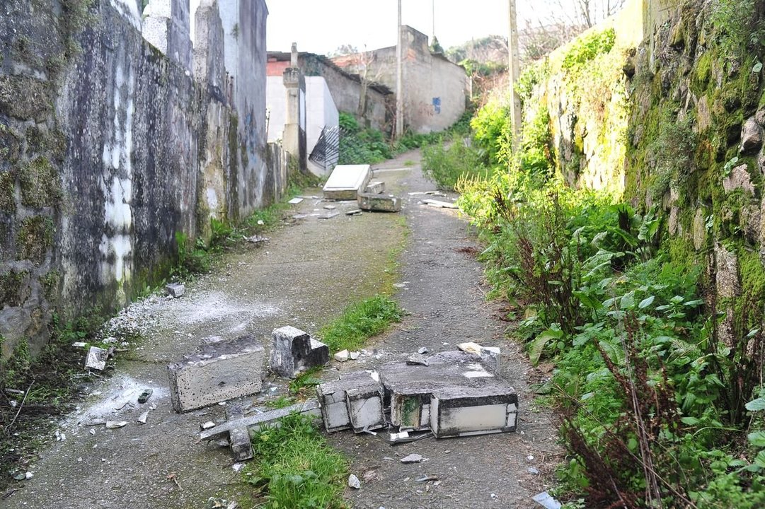 A VALENZÁ (BARBADÁS) 25/01/2020 .- Tumbas profanadas en el cementerio parroquial de Barbadás. José Paz