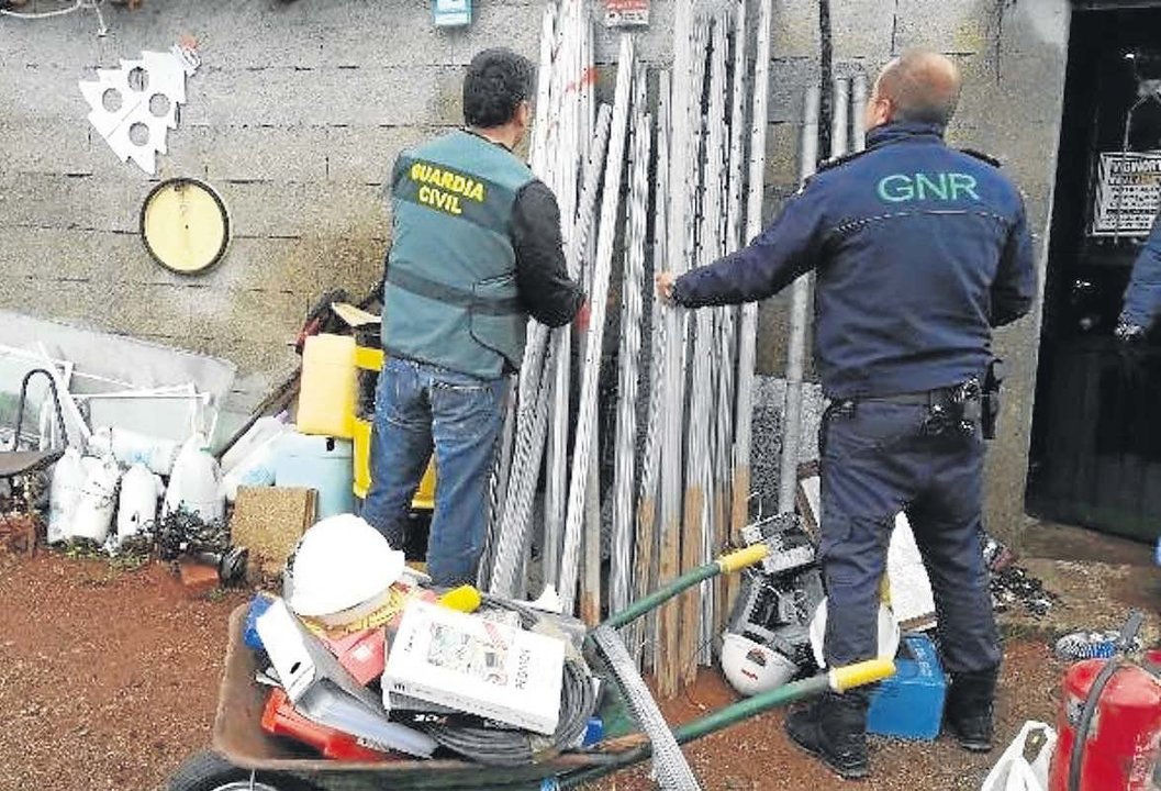 Un guardia civil y un agente de la GNR lusa, en un control de material robado.