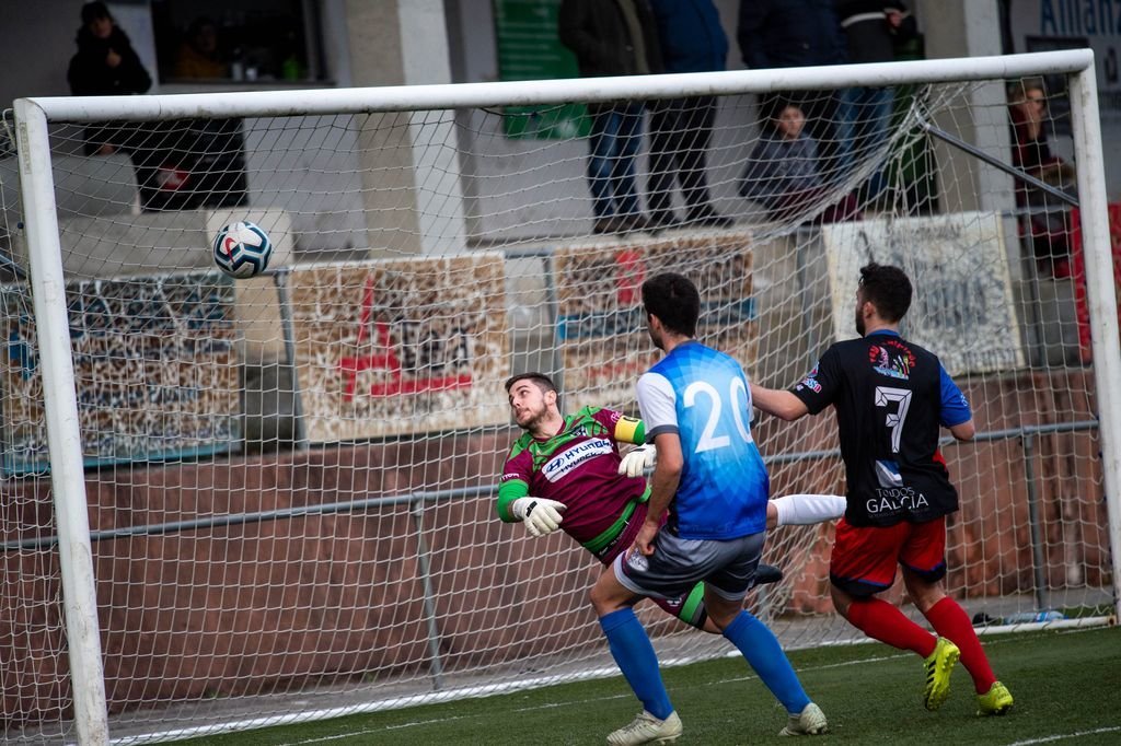 El portero Marcio sigue con la mirada como el balón peinado por Pepe se convierte en el 1-0 (ÓSCAR PINAL).