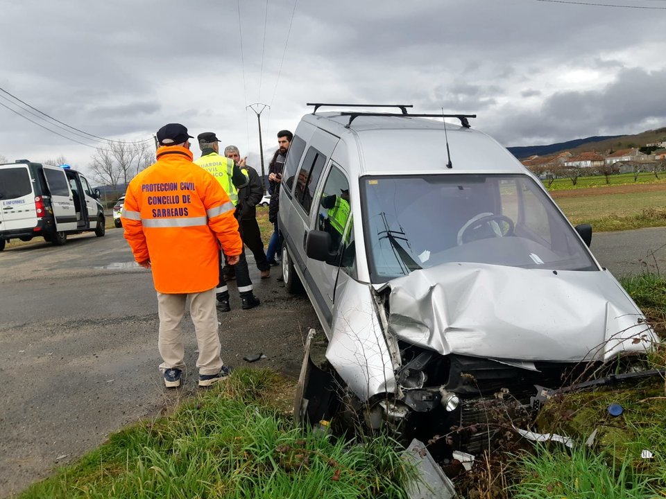 Estado de uno de los coches involucrados en el accidente en Sarreaus.