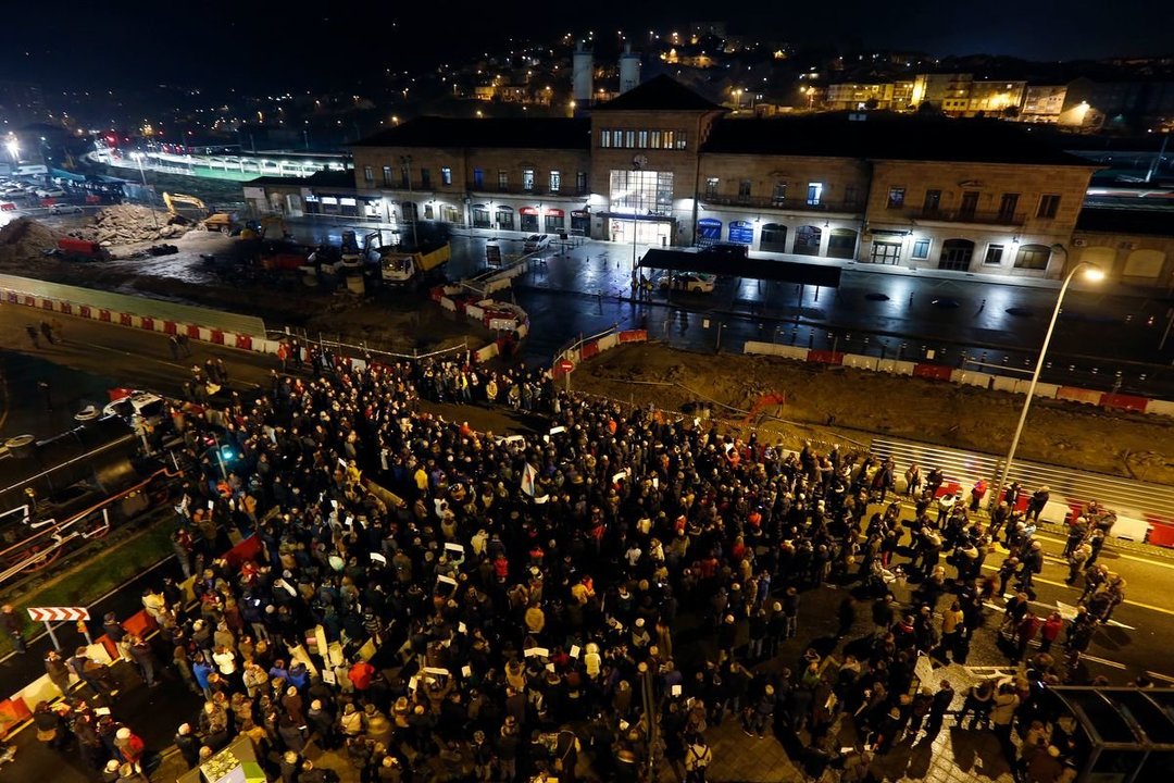Ourense. 28/01/2020. Concentración frente a la estación empalme del tren para reclamar unha estación intermodal digna.
Foto: Xesús Fariñas