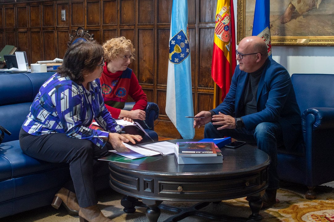 Reunión Manuel Baltar (Presidente Deputación Ourense) coa Asociación de Emrepresarios de Valdeorras (AEVA). Asistene Araceli Fernández (Presidenta) e Maria del Carmen Rodríguez (VicePresidenta).