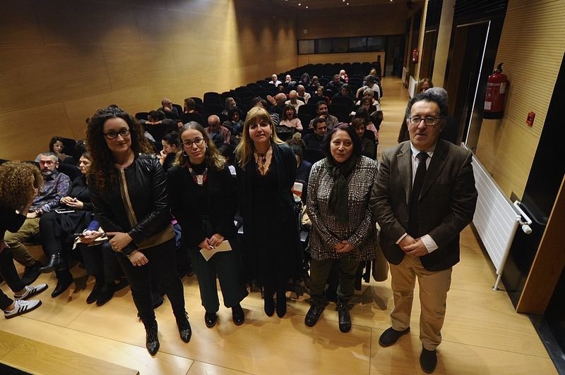 Marla García, Luz Ocampo, Isabel Salgado, Pilar López-Guerrero y Antonio Piña, en la charla del Ateneo celebrada en el Marcos Valcárcel (MARTIÑO PINAL).