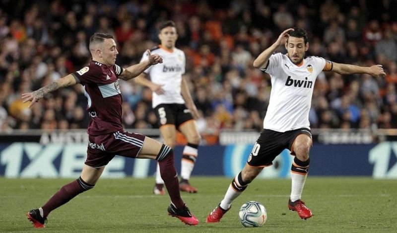 El centrocampista del Valencia Dani Parejo (d) pelea un balón con Iago Aspas, del Celta