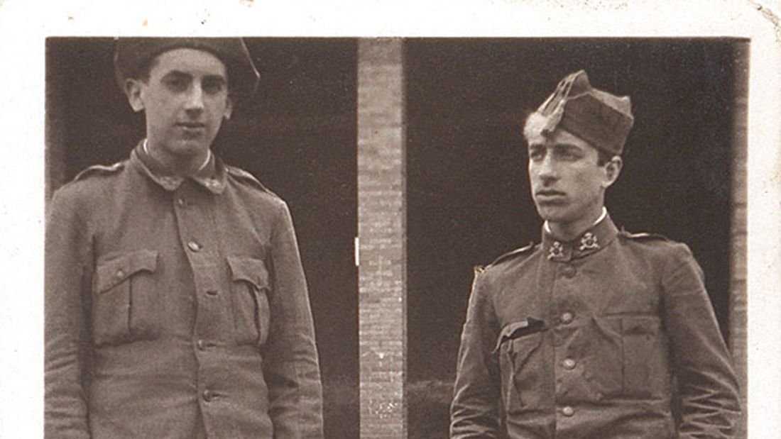 Celso Emilio, á dereita, na fronte en Asturias.
