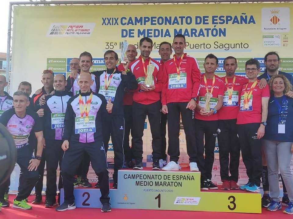 Los representantes valdeorreses, en el podio de los mejores del Nacional de media maratón.